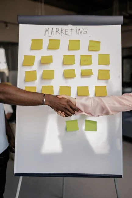 heros-img Plan rapproché d’une caméra posée sur du papier brun avec le texte Social Media Marketing, mettant l’accent sur les thèmes du marketing digital.